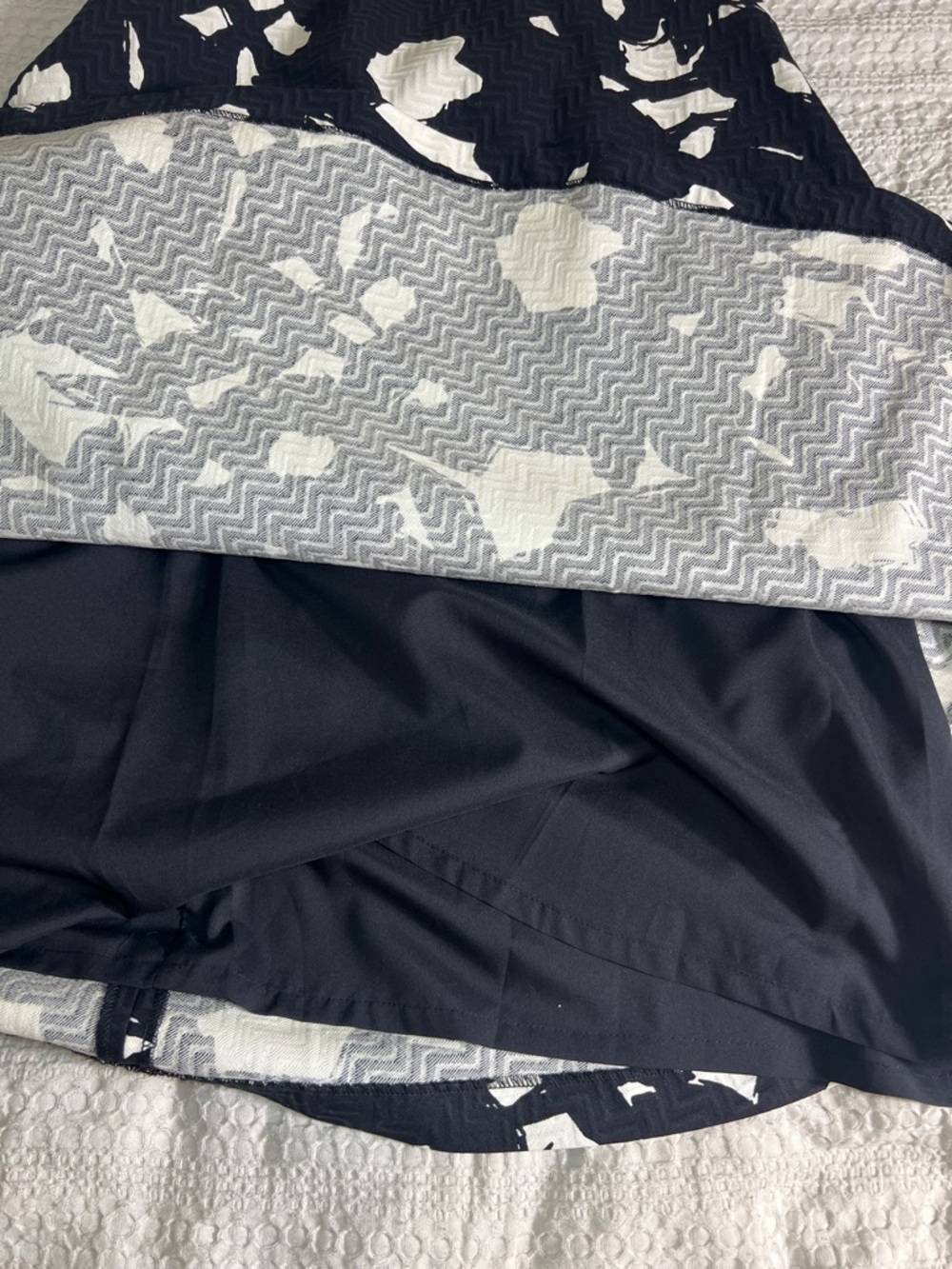 Banana Republic Black & White Printed Midi Skirt size 4 - Picture 6 of 8